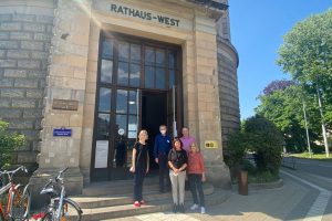 Fraktion vor dem ehemaligen Rathaus West