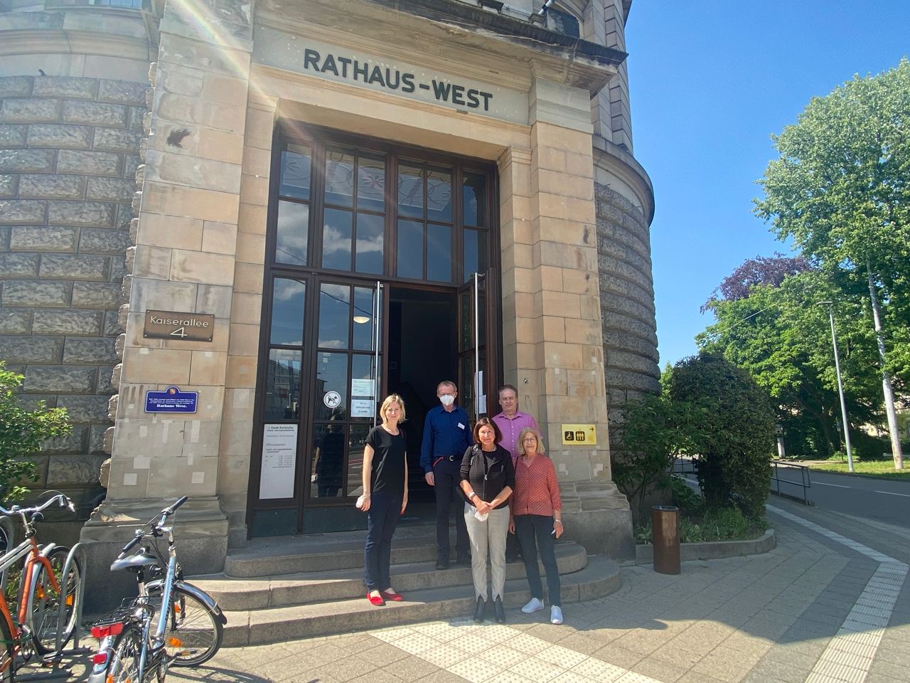 Fraktion vor dem ehemaligen Rathaus West